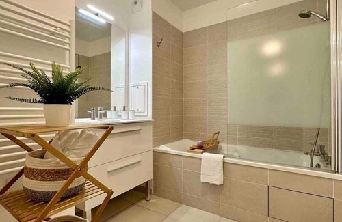 Bobigny Apartamento | Urban Haven by the Canal