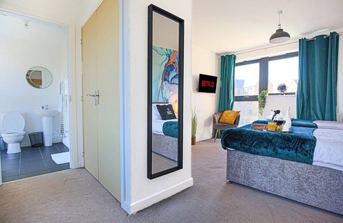 Newport Pagnell Casa | 🌟Urban House with Pool Table 🎱 Netflix 🍿 Free Parking 🚗 by Yoko Property🌟