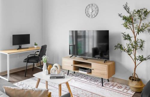 Five Points South Apartamento | Urban King Loft Perfect for City Explorers