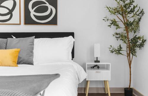 Five Points South Apartamento | Urban King Loft Perfect for City Explorers