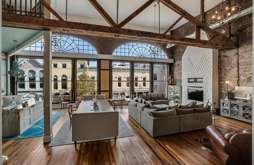 Shelbyville Apartamento | Urban Loft Downtown Shelbyville - * 5,000 Pies Cuadrados, Capacidad 17