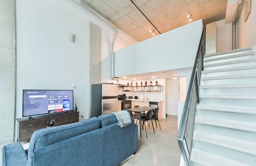 East Village Condominio | Urban Loft | 5 Mins to Saddledome | Heated Parking | Sofa Bed