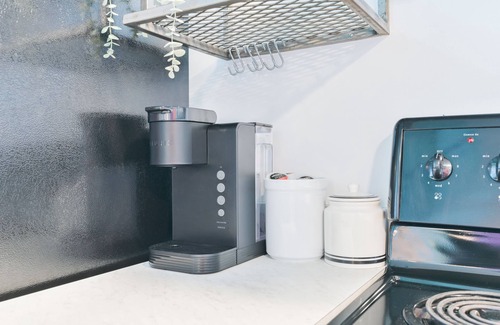 East Village Condominio | Urban Loft | 5 Mins to Saddledome | Heated Parking | Sofa Bed