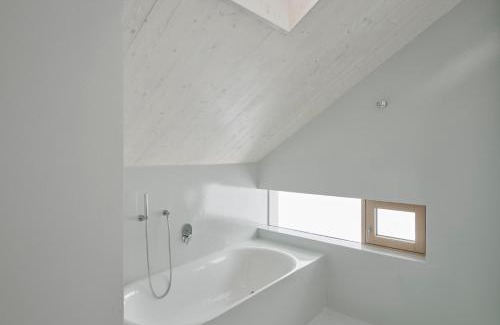 Maurach Casa | Urban Mountain Splitlevel with Lake View
