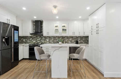 East Credit Casa | Urban Nest Home 4bed 4bath | Parking | Baby Crib