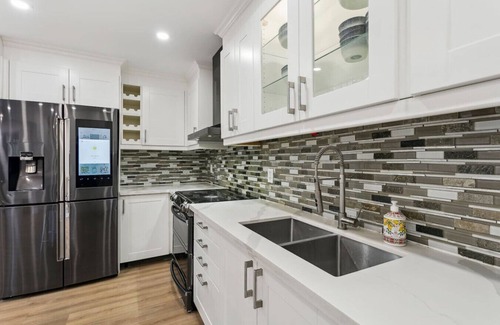 East Credit Casa | Urban Nest Home 4bed 4bath | Parking | Baby Crib