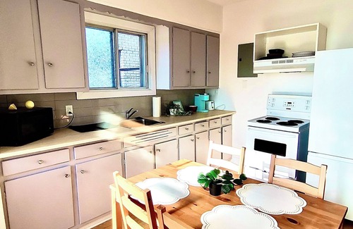 Francois-Perrault Apartamento | Urban Oasis: 2 Min Walk to Metro & Private Balcony!