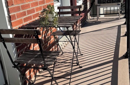 Francois-Perrault Apartamento | Urban Oasis: 2 Min Walk to Metro & Private Balcony!