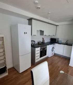 Chorlton-on-Medlock Apartamento | Urban Oasis 2BR City Centre Apartment - Balcony