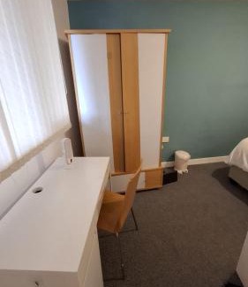 Chorlton-on-Medlock Apartamento | Urban Oasis 2BR City Centre Apartment - Balcony