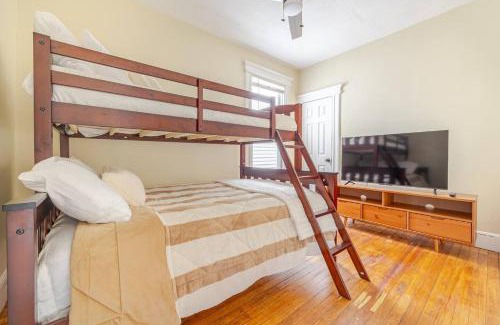 Jersey City Apartamento | Urban Oasis 3BR Apt with Iconic WTC View