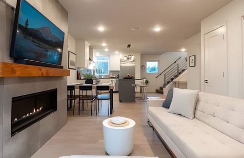 Mount Baker Casa | Urban Oasis: 3BR3BTH w/Rooftop and View, Fireplace