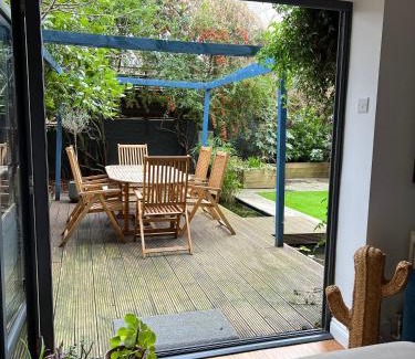 Clissold Apartamento | Urban Oasis Chic 1BR Flat with Spacious Garden