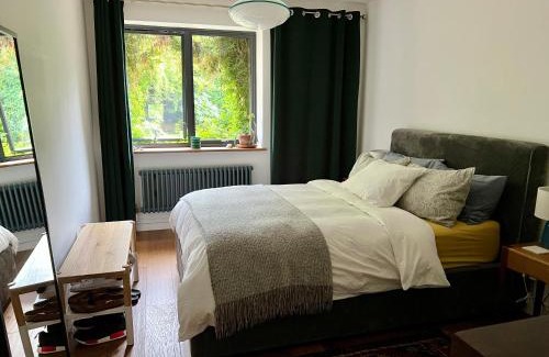 Clissold Apartamento | Urban Oasis Chic 1BR Flat with Spacious Garden