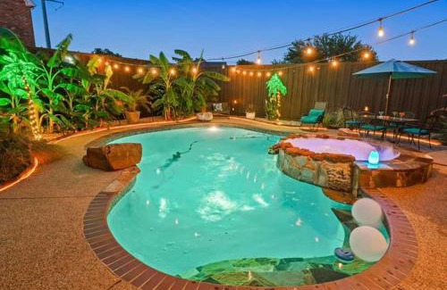 Plano Casa | Urban Oasis in Plano 5BD & Heated Pool