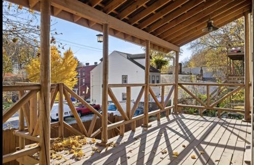 Etna Casa | Urban Oasis: Stylish City House with Modern Amenities