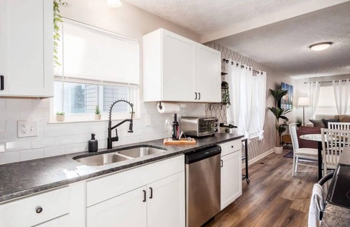 West Columbus Casa | Urban Oasis w/Hot Tub Near Downtown & Arena Dist.