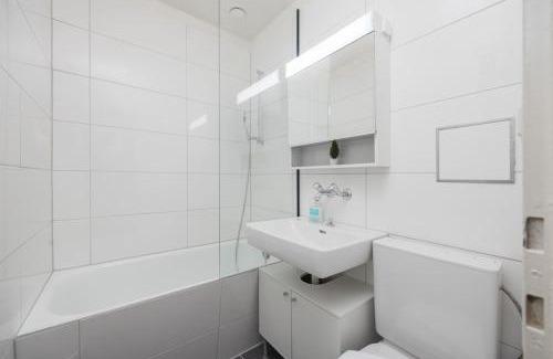 Sihlfeld Apartamento | Urban Oasis with Queen Bed and View BE-49