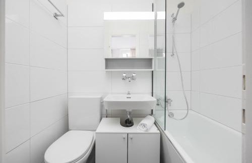 Sihlfeld Apartamento | Urban Oasis with Queen Bed and View BE-54