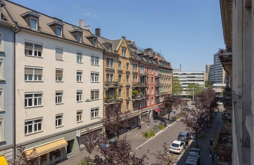 Sihlfeld Apartamento | Urban Oasis with Queen Bed and City View (BE-14)