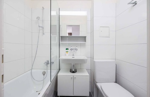 Sihlfeld Apartamento | Urban Oasis with Queen Bed and City View (BE-12)