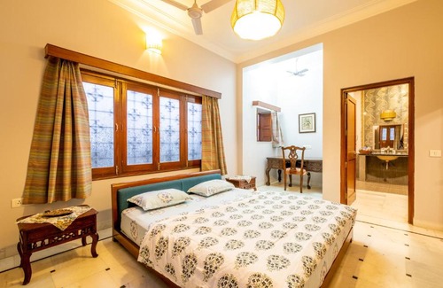 Shavri Colony Apartamento | Urban Pinnacle, 2br close to Pichola Lake by Roamhome