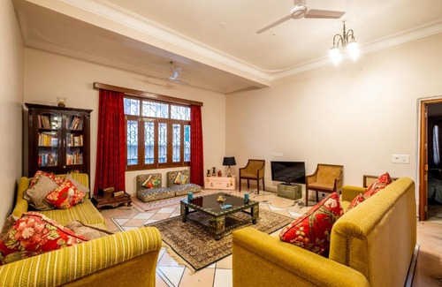 Shavri Colony Apartamento | Urban Pinnacle, 2br close to Pichola Lake by Roamhome