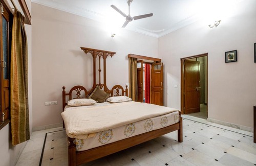 Shavri Colony Apartamento | Urban Pinnacle, 2br close to Pichola Lake by Roamhome
