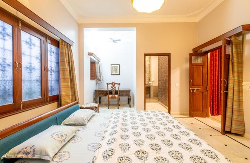 Shavri Colony Apartamento | Urban Pinnacle, 2br close to Pichola Lake by Roamhome