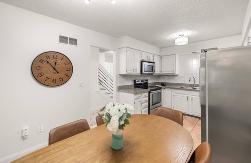 West Des Moines Casa | URBAN RETREAT - 4 BEDROOM HOUSE, FAMILY FRIENDLY with ARCADE, GAMES..