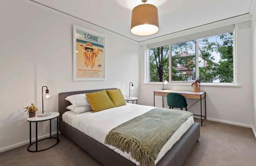 Prahran Apartamento | Urban Retro - Experience Vibrant Courtyard Charm