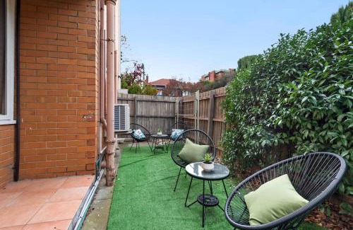 Prahran Apartamento | Urban Retro - Experience Vibrant Courtyard Charm