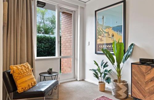 Prahran Apartamento | Urban Retro - Experience Vibrant Courtyard Charm