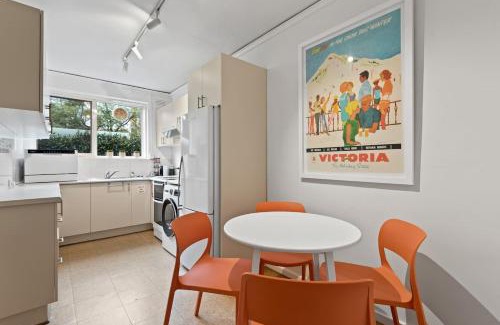 Prahran Apartamento | Urban Retro - Experience Vibrant Courtyard Charm