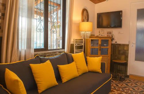 Anatolikos Sinikismos Casa | Urban Seaside Oasis - Adriana's Garden Paradise