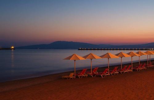 Anatolikos Sinikismos Casa | Urban Seaside Oasis - Adriana's Garden Paradise
