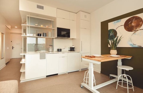 Old Fourth Ward Hotel | Urban Skyline Views | Perfect Romantic Getaway Close to Attractions & Dining