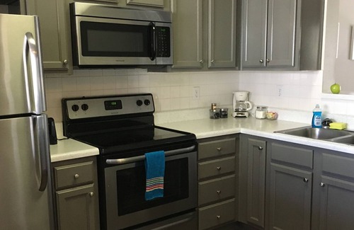 SoNo Casa | Suite Urban Townhouse 2Bd / 2Ba con estacionamiento GRATUITO en el corazón de Atlanta