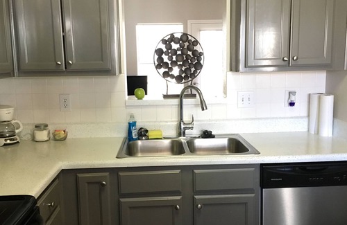 SoNo Casa | Suite Urban Townhouse 2Bd / 2Ba con estacionamiento GRATUITO en el corazón de Atlanta