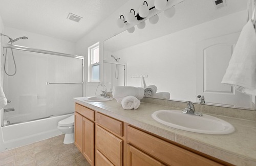 Powellhurst-Gilbert Casa | Urban Verdant Nest in SE PDX 4th bedroom/office/20 mins to PDX airport