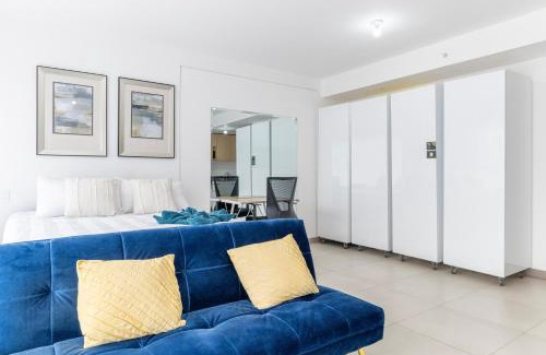 Curridabat Apartamento | Urban Vista iFreses, 2nd floor! AC, TV and Pool