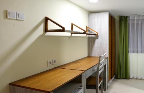 Palmerah Casa | Urbanest Inn House Slipi