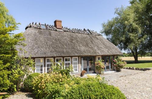 Pommerby Casa | Urgemütliche Reetdachkate mit großem Kamin und Sauna