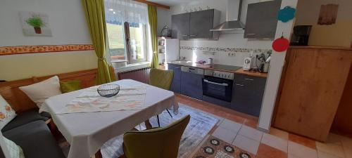 Bad Hofgastein Apartamento | Urlaub am Krausberghof, Apartment mit Balkon und Parkplatz, Aufenthaltsraum, Sauna und Infrarotkabine, inmitten der Natur, kostenfreie Kaffeekapseln, 6 Fahrminuten zur Alpentherme Gastein und zur Schlossalmbahn, Spielplatz, großer Gartenbereich