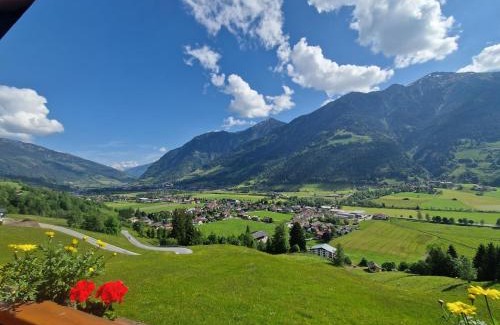 Bad Hofgastein Apartamento | Urlaub am Krausberghof, Apartment mit Balkon und Parkplatz, Aufenthaltsraum, Sauna und Infrarotkabine, inmitten der Natur, kostenfreie Kaffeekapseln, 6 Fahrminuten zur Alpentherme Gastein und zur Schlossalmbahn, Spielplatz, großer Gartenbereich