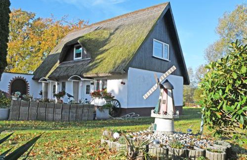 Neuensien Apartamento | Urlaub unterm Reetdachhaus am Neuensiener See