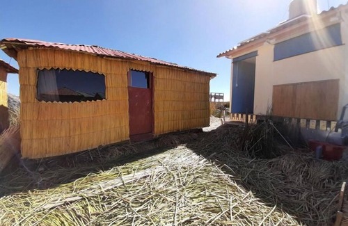 Puno Cabaña | Uros Quechua Lodging & Experience