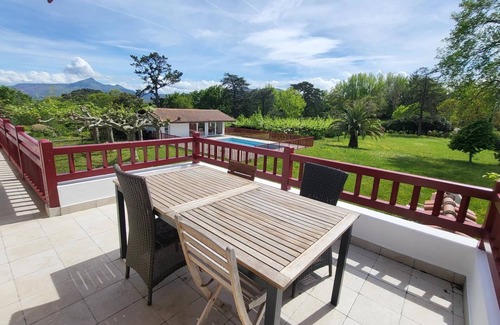Behobie Apartamento | Urrugne, au 1er étage d'une propriété Basque appt 5 pièces, piscine