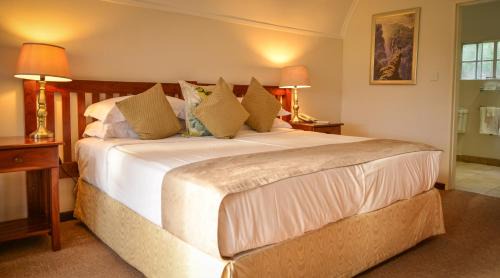 Victoria Falls Cabina | Ursula's Homestead