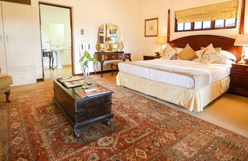 Victoria Falls Cabina | Ursula's Homestead